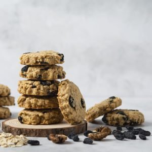 cup-cakes-white-backround-with-wooden-plate
